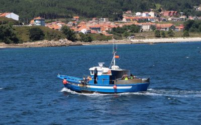 barco-pesquero-navegando-en-la-costa-de-la-muerte-la-coruna-73708-xl